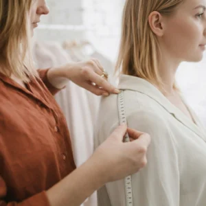 Conseillère en image prenant les mesures d’une cliente pour analyser sa morphologie lors d’un relooking