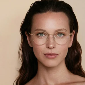 Analyse du visage avec lunettes adaptées et coupes de cheveux adaptée pour un conseil en image et relooking